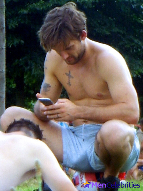 Alex Pettyfer oops and bulge pics.