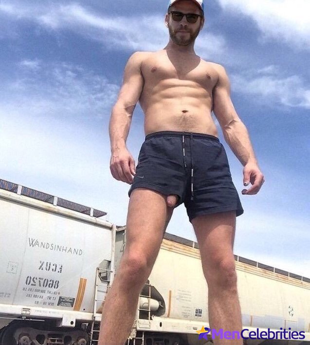 Liam Hemsworth shirtless and bulge pics.