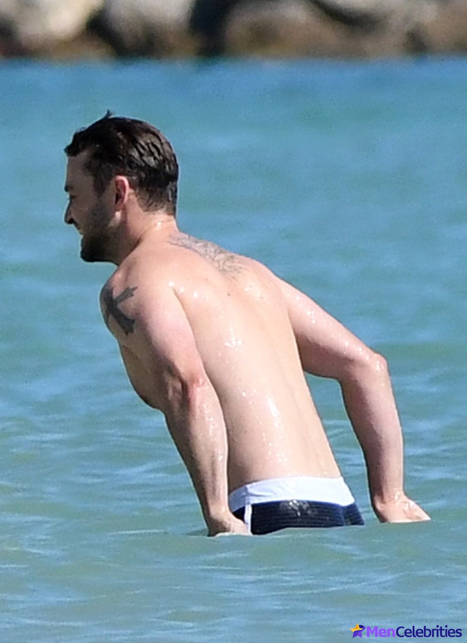 Justin Timberlake shirtless & bulge pics.