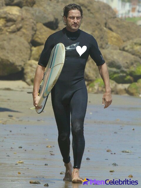 Gerard Butler shirtless and bulge beach pics.
