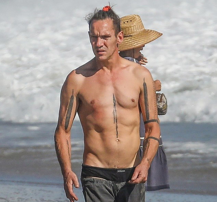 Jonathan Rhys Meyers oops beach photos