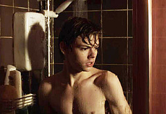 Thomas Brodie-Sangster naked shower scenes