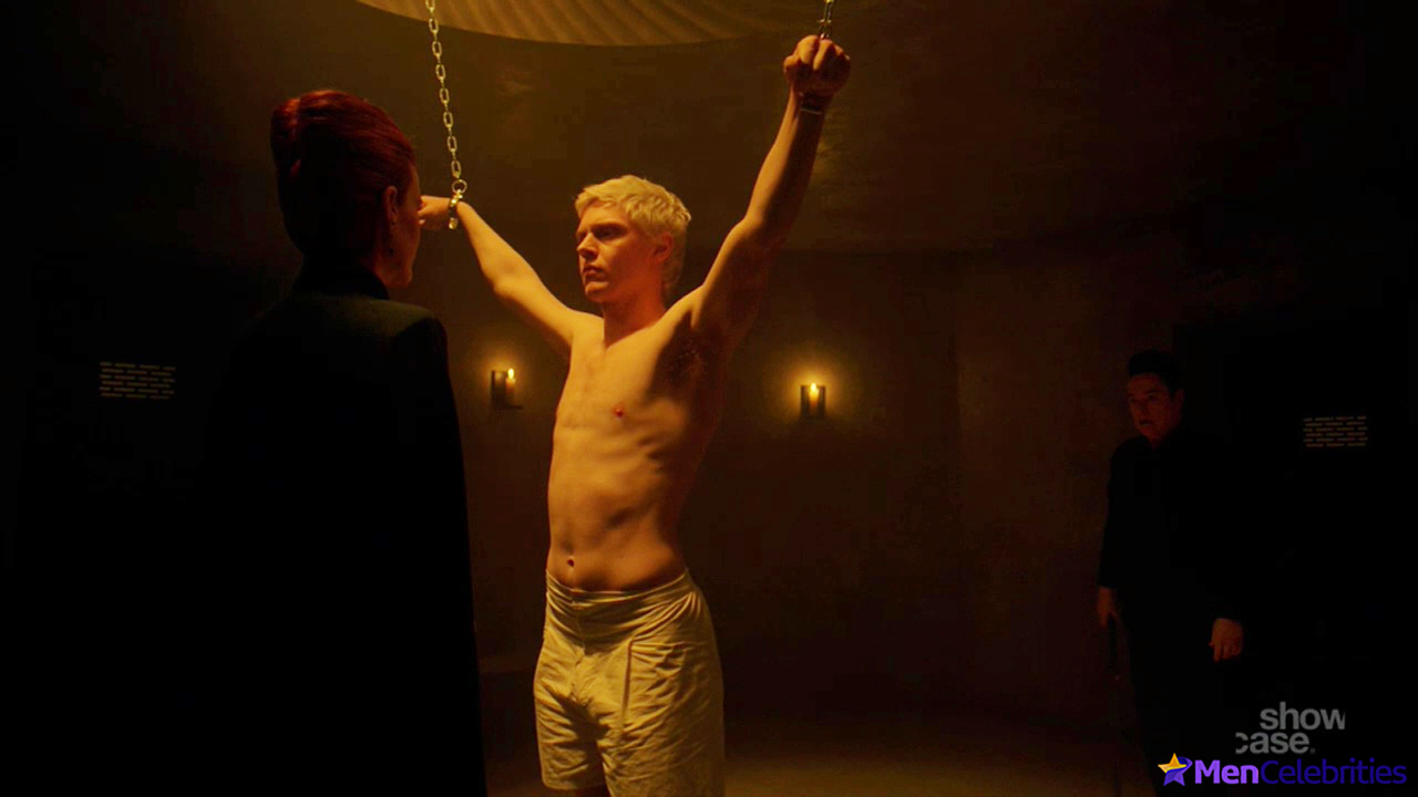 Evan Peters nude & jerk off scenes.