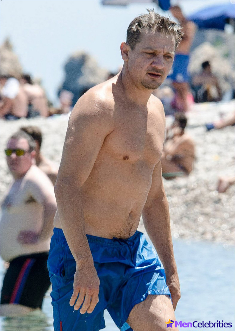 Jeremy Renner paparazzi shirtless beach pics.
