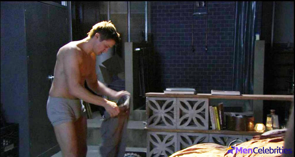 Jeremy Renner nude & gay movie scenes.