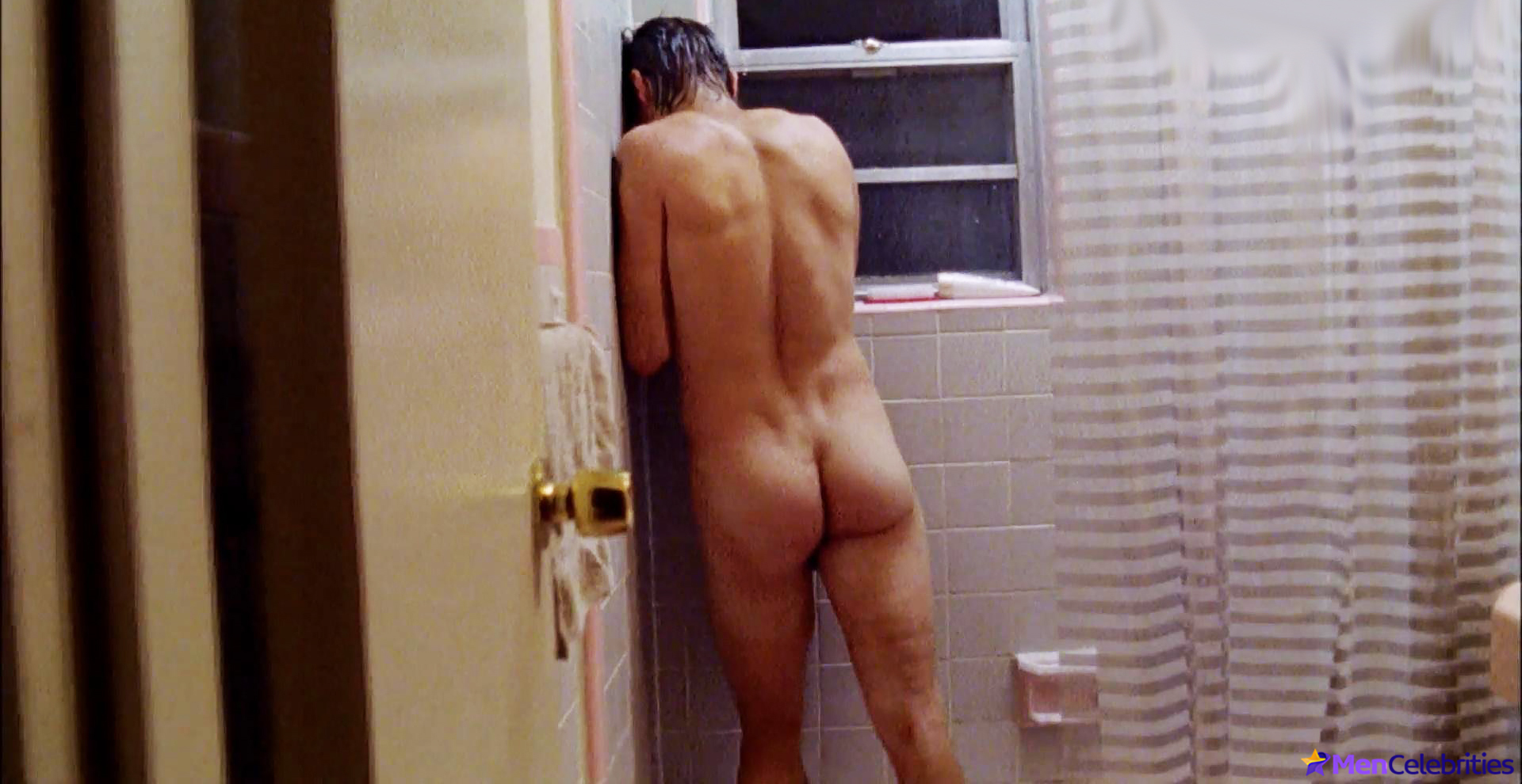 Jeremy Renner nude & gay movie scenes.