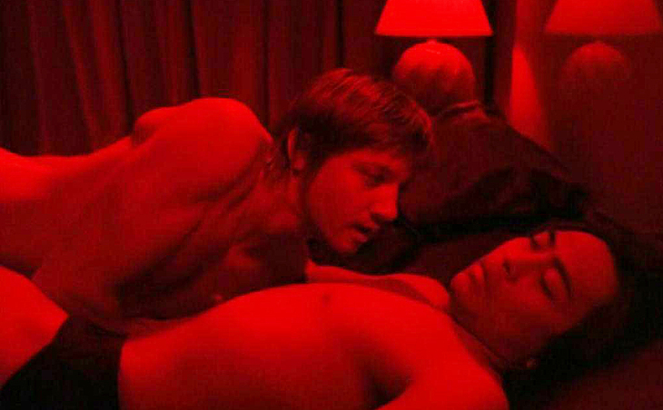 Jeremy Renner gay sex scenes