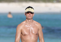Jerry O'Connell bulge beach