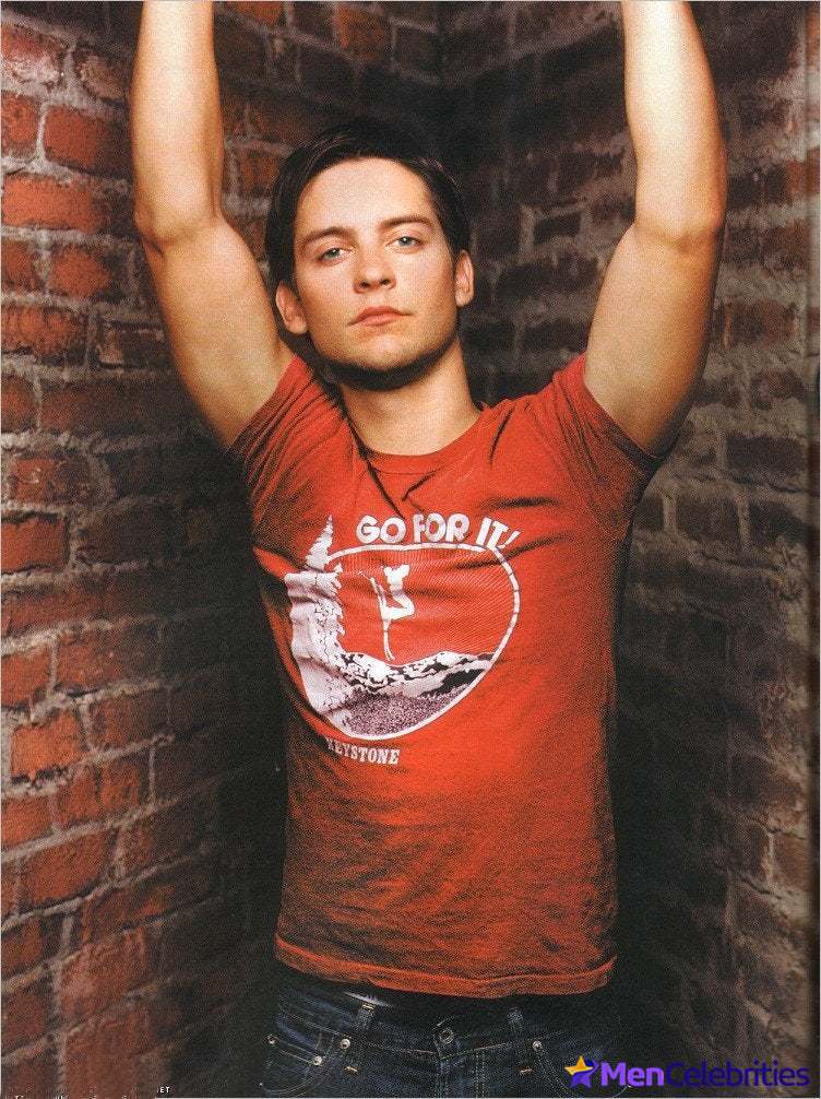 752px x 1006px - Tobey Maguire Sexy Gay Scenes & Shirtless Beach Pics - Men Celebrities