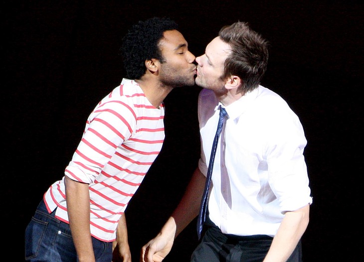 Joel McHale gay kiss