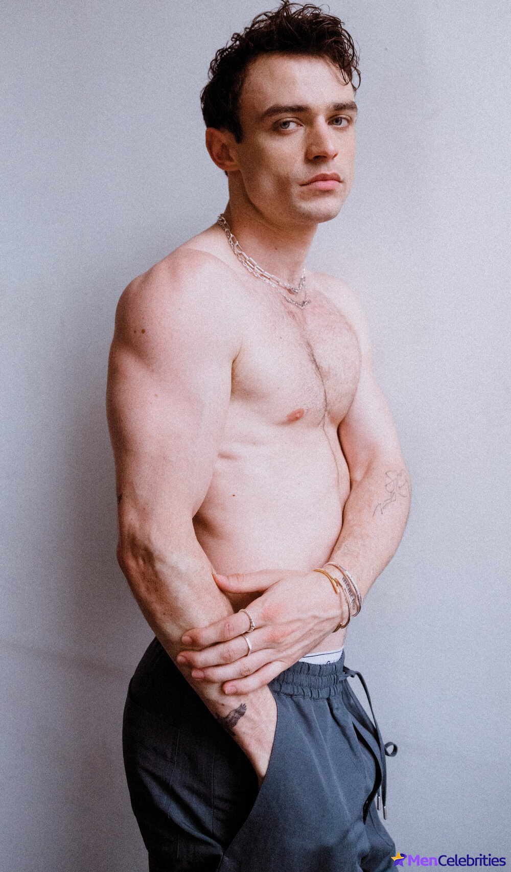 Thomas Doherty shirtless and bulge photos.