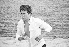 Jaime Lorente beach photos