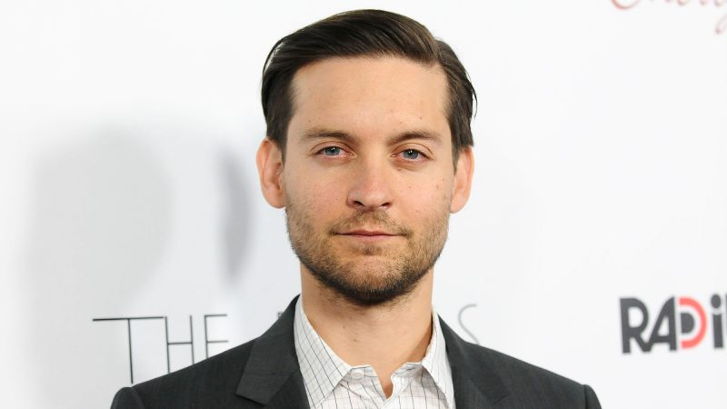 Tobey Maguire Sexy Gay Scenes & Shirtless Beach Pics