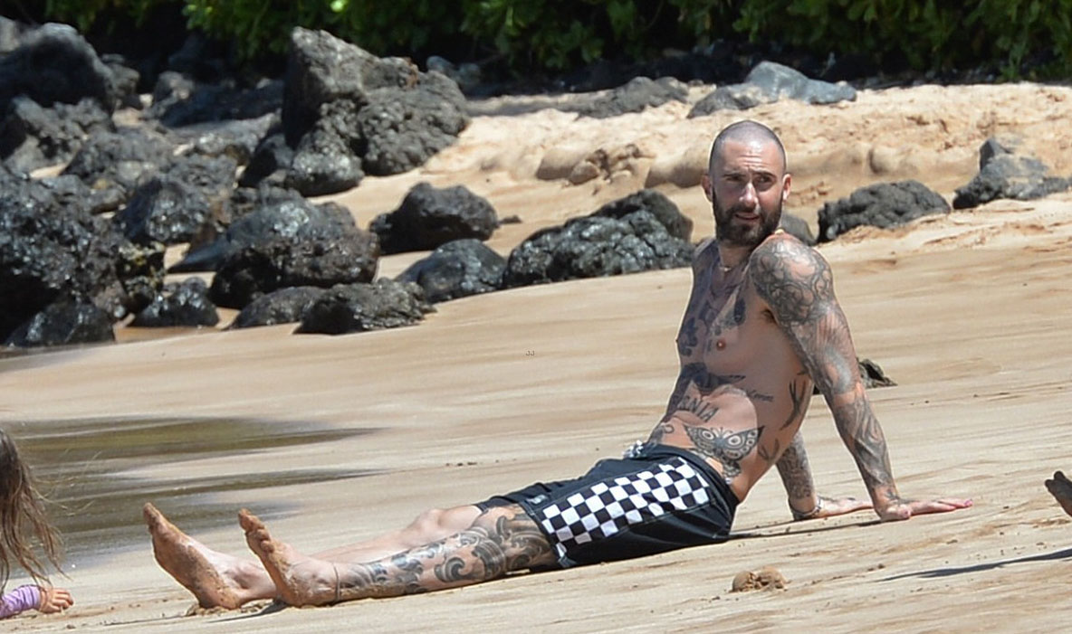 Adam Levine and Behati Prinsloo decided to flirt during their vacation in Hawaii