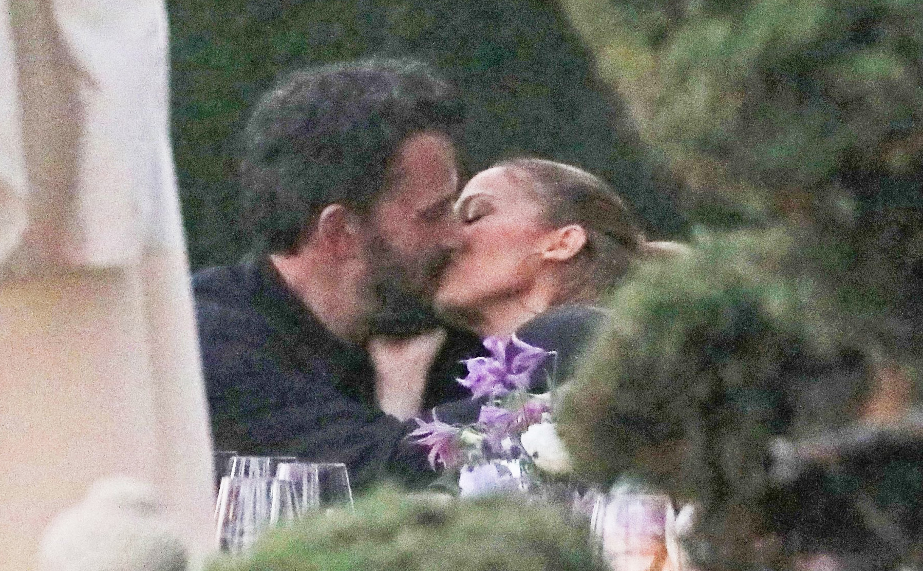 Finally Ben Affleck and Jennifer Lopez Hot Kisses At Lunch – They’re Together Again!