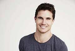 Robbie Amell sexy