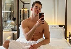 Manu Rios nude selfie