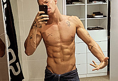 Cody Simpson frontal nud selfie