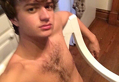 Joe Keery nude selfie leaked
