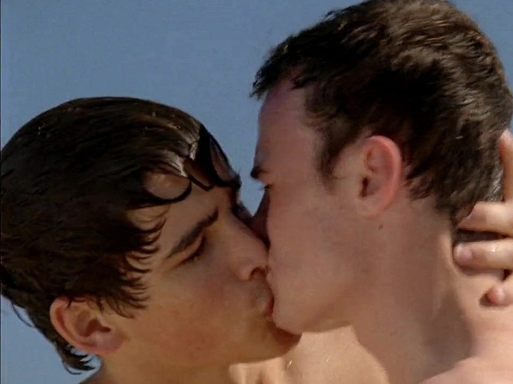 Brenton Thwaites gay kiss