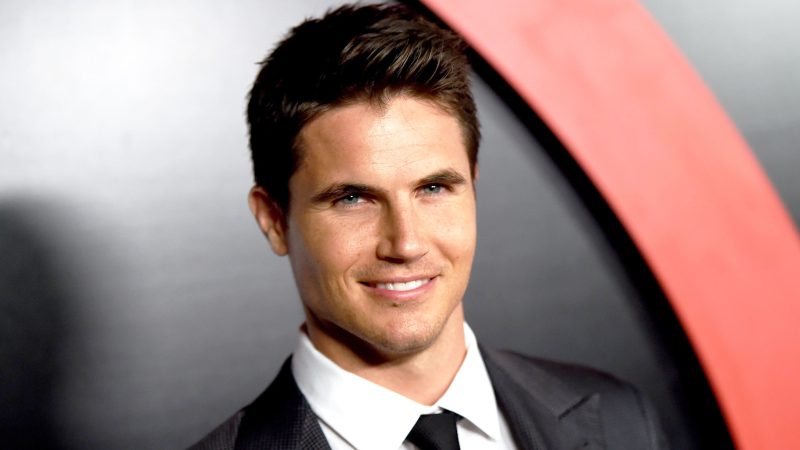 Robbie Amell Nude Sex Scenes And Shirtless Bulge Photos