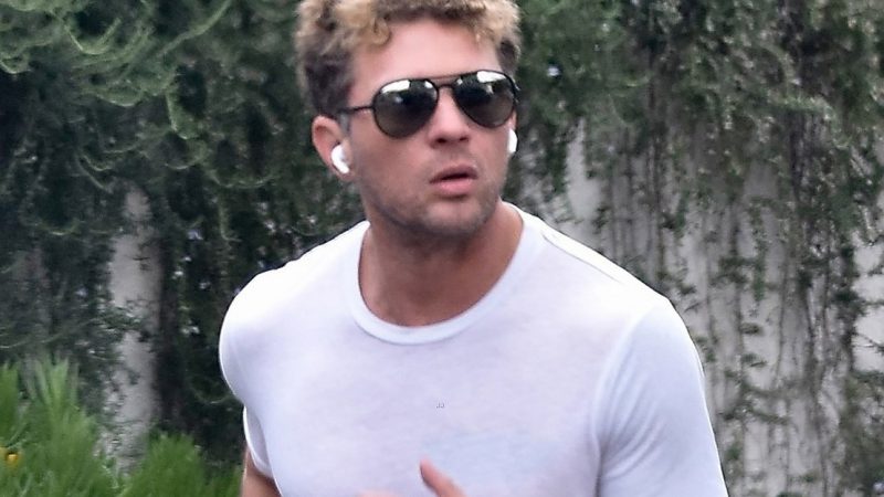 Sweaty Ryan Phillippe after a jog in Los Angeles