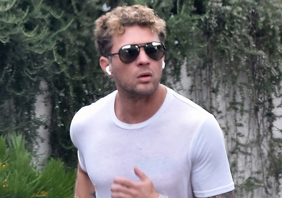 Sweaty Ryan Phillippe after a jog in Los Angeles