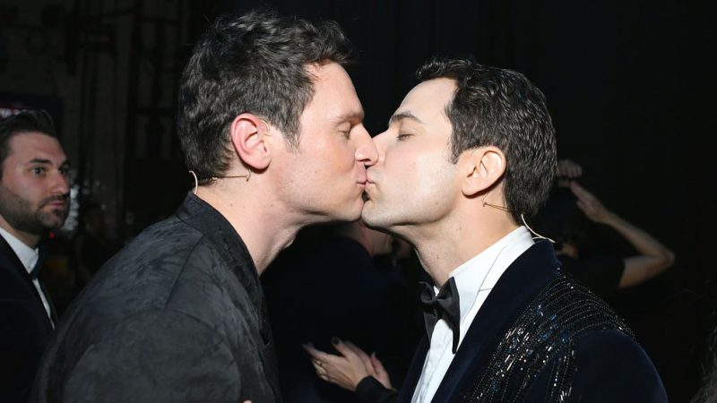Skylar Astin and Jonathan Groff hot kiss backstage at the Tonys