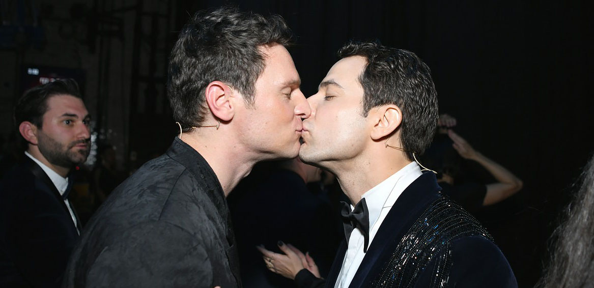 Skylar Astin and Jonathan Groff hot kiss backstage at the Tonys
