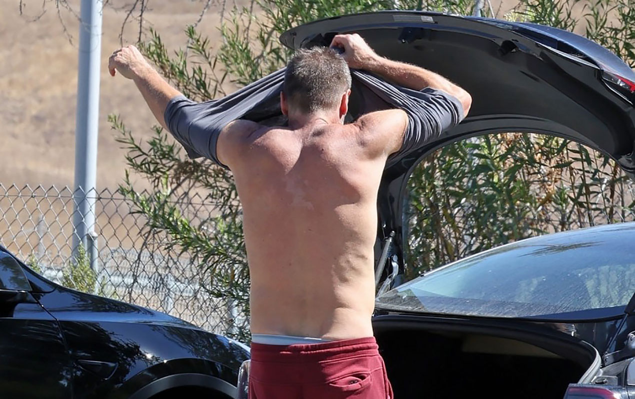 David Duchovny flaunts his naked torso in the parking lot!