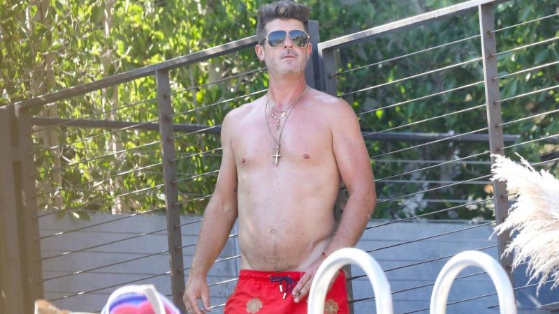 Robin Thicke Shows Off His Bare Chest On The Beach In Malibu