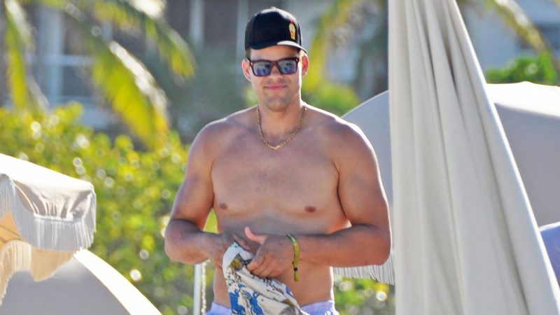 Kris Humphries shirtless walking on Miami beach