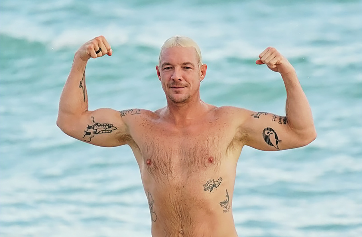 Diplo exposes his firm buttocks in the middle of the beach!