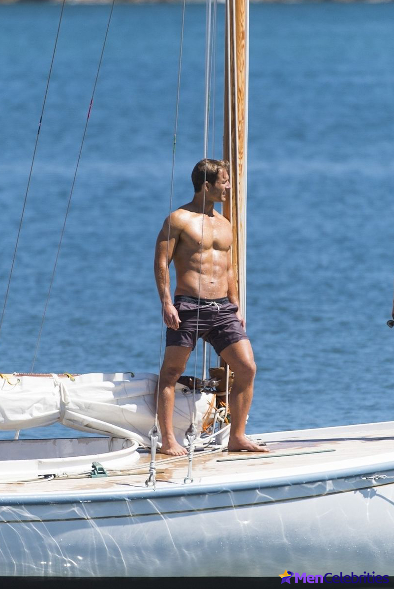 Glen Powell stirs the imagination with his ripped abs on the set of a new movie!