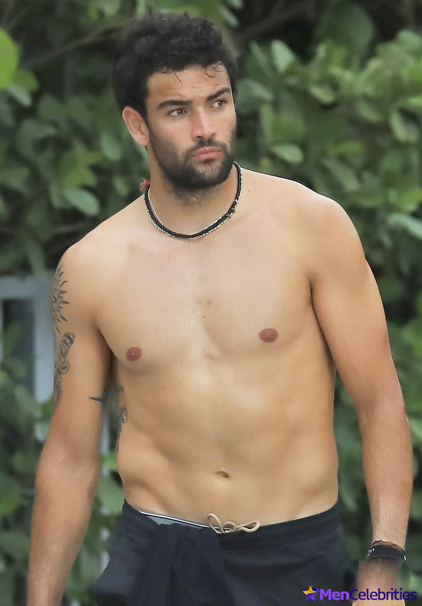 Matteo Berrettini shows off his beefy torso while jogging