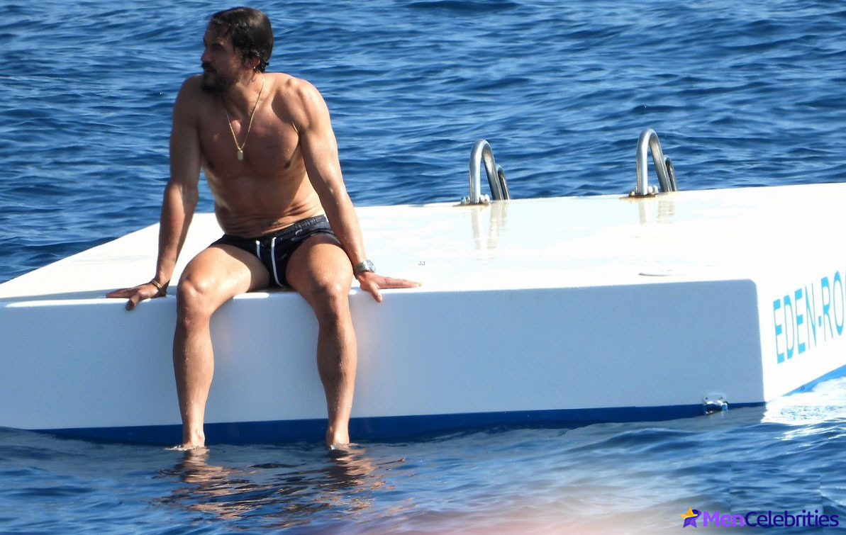 Orlando Bloom exposes on the beach of France