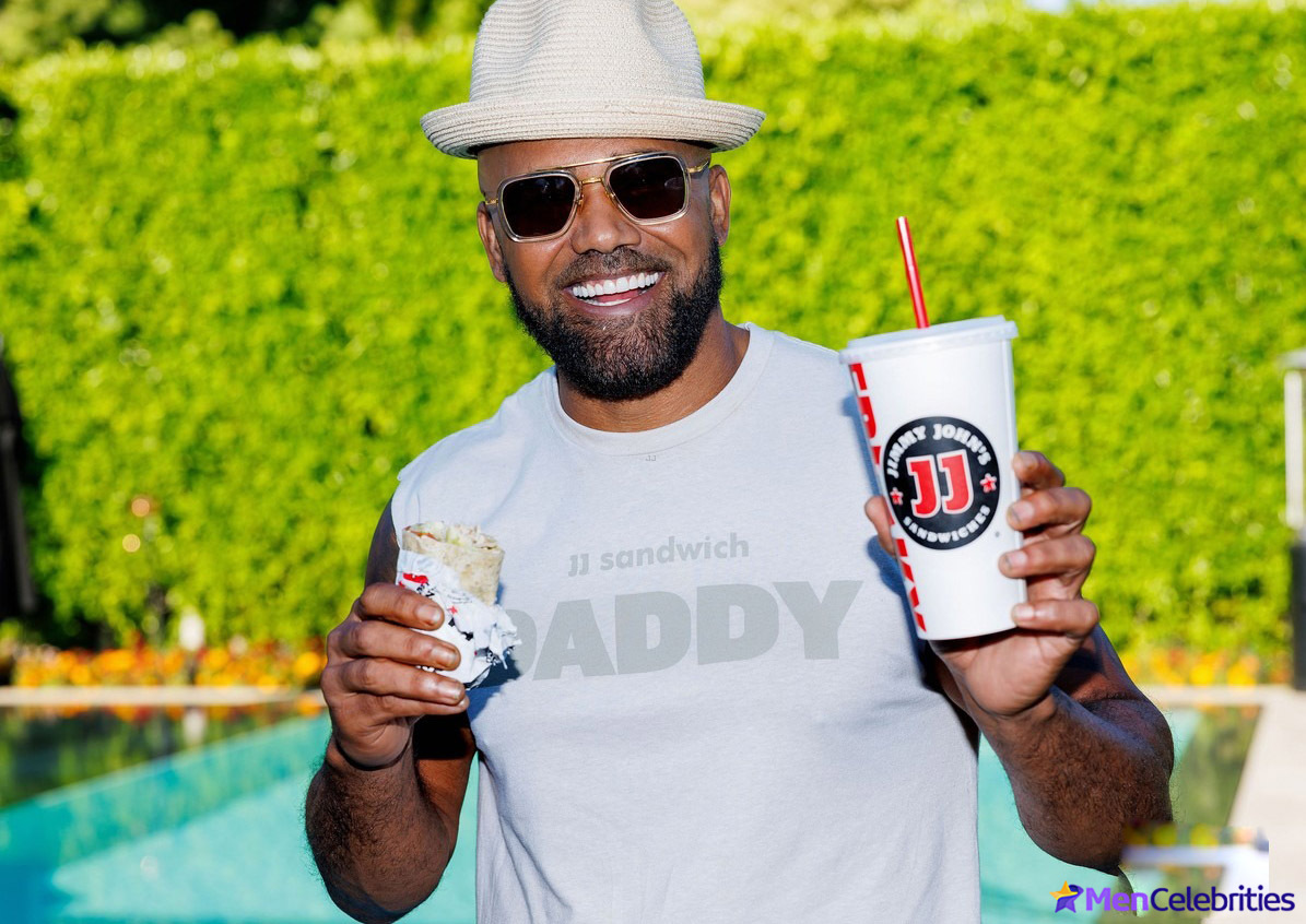 Shemar Moore showing off his beefy torso during a pool party