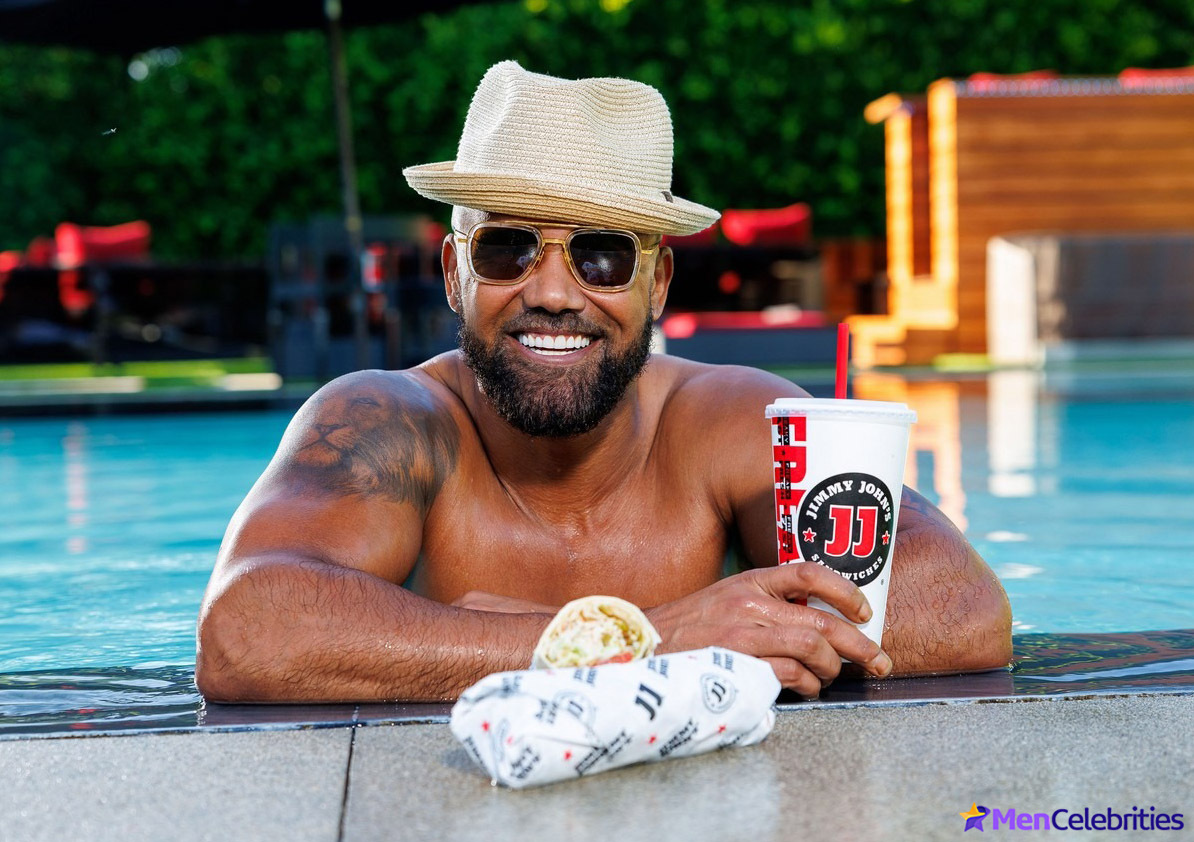 Shemar Moore showing off his beefy torso during a pool party