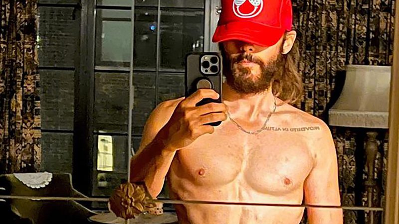 Jared Leto flaunts his nude incredible chest and great abs