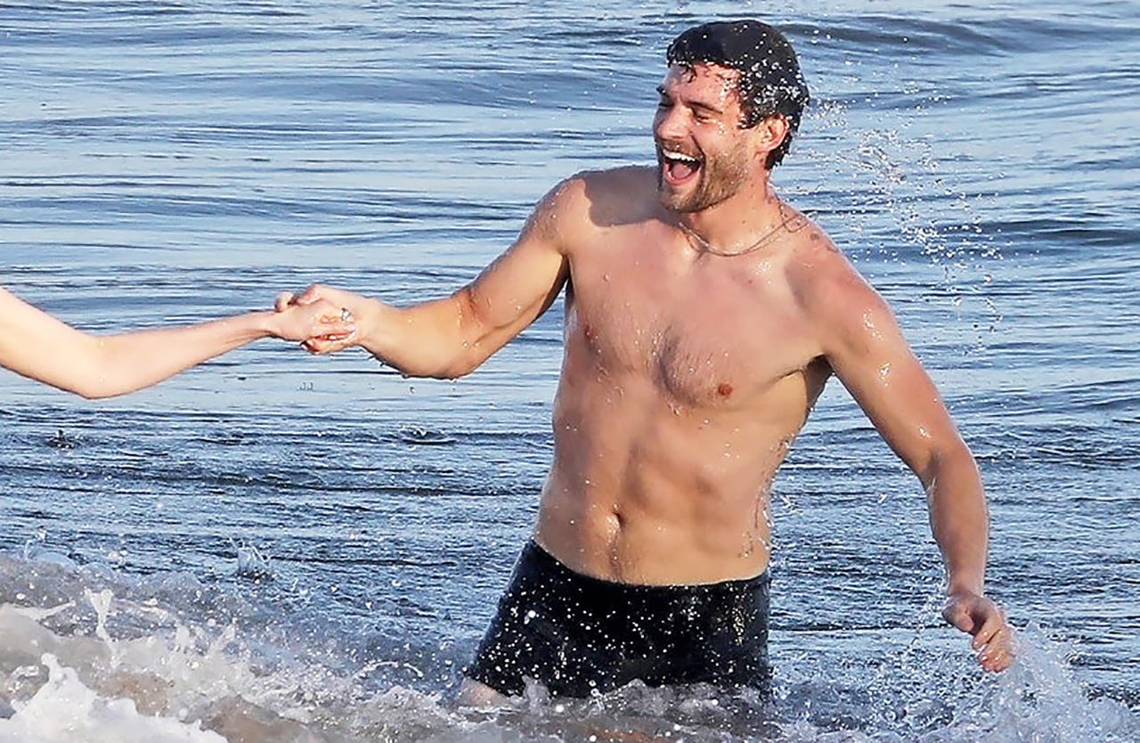 David Corenswet shows off his naked torso in beach scenes - Men Celebrities