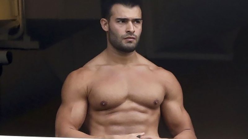 Sam Asghari looks very sexy in the gym
