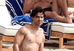 Joe Jonas male celeb