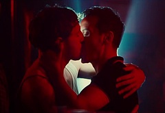 Andrew Scott gay kiss