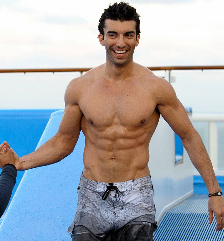 Justin Baldoni bulge