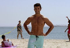 Justin Baldoni bulge