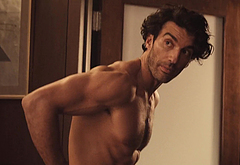 Justin Baldoni striptease