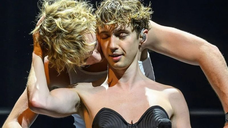 Troye Sivan and Ross Lynch rock the crowd with a lap dance