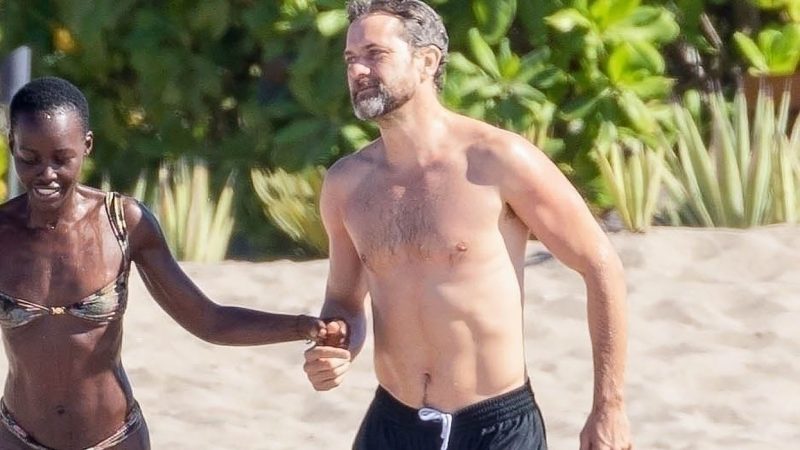 Joshua Jackson Back on the Market and Flying Solo!