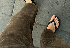 Louis Partridge feet