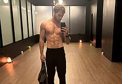 Finn Jones bulge